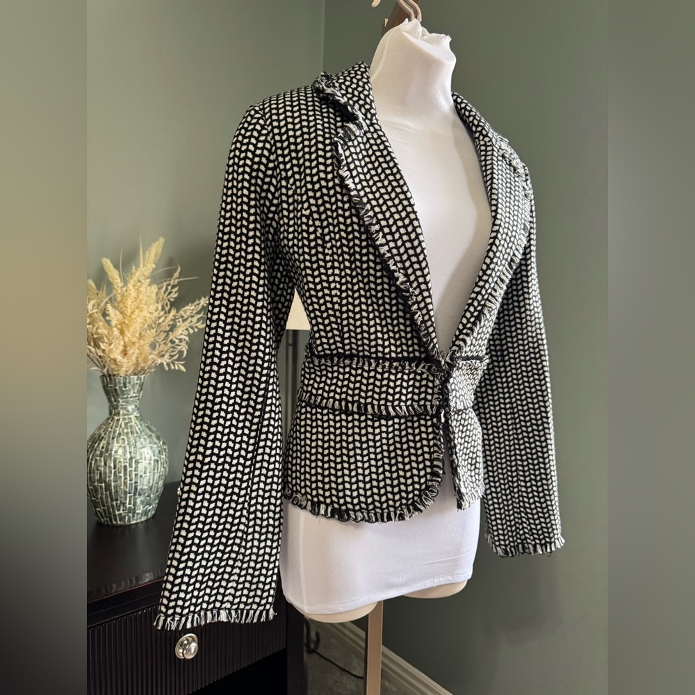 White House Black Market Black and White Blazer (10/12)